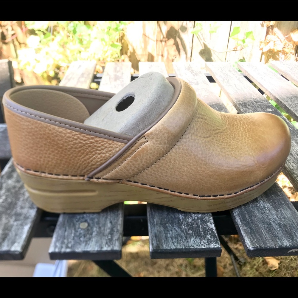 Dansko Clogs : Size 39W (wide), Honey, NWT
